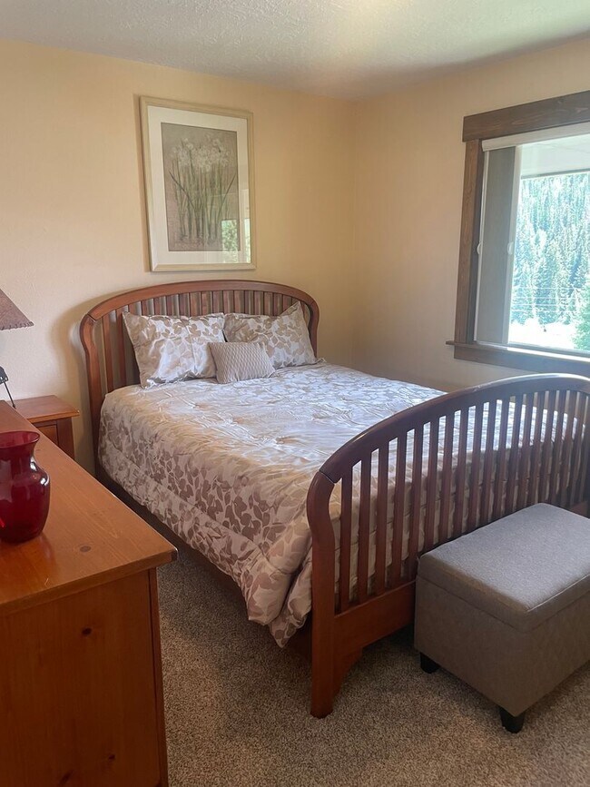 Building Photo - Move in special! Washer dryer in unit! Amazing views! Updated! Pets negotiable!