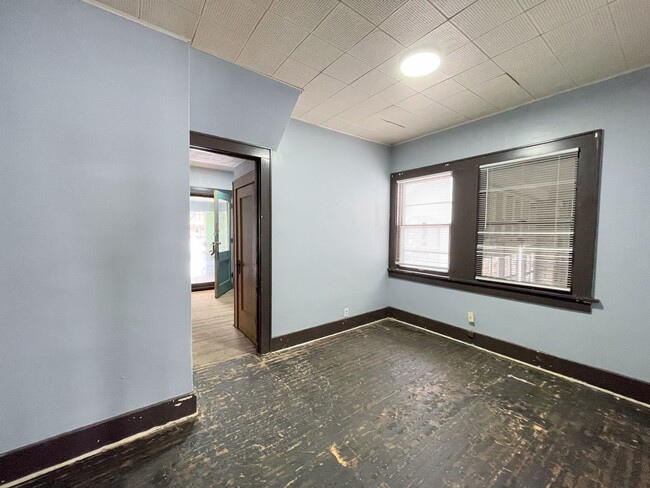 Building Photo - Large 4 bedroom home