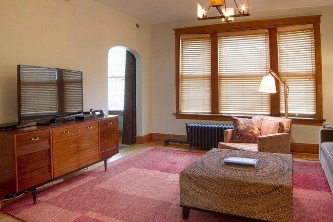 Building Photo - 2134 N Damen Ave