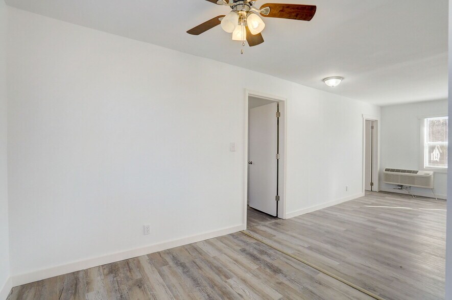 Building Photo - 706 N Greenwood Ext