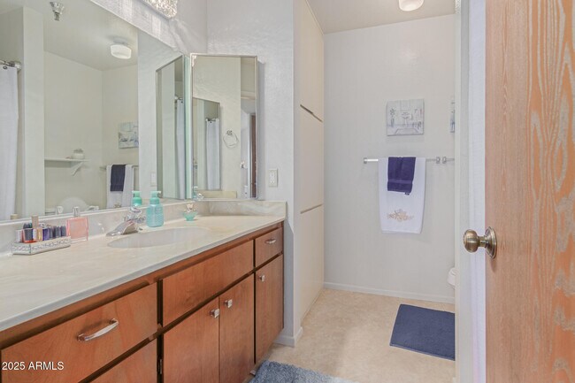 Building Photo - 425 S Parkcrest