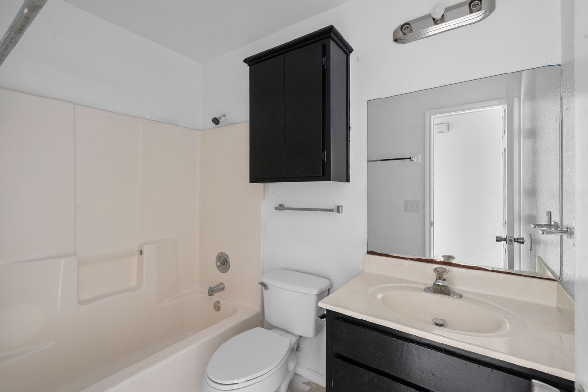 Building Photo - 1219 W Carmen Ave