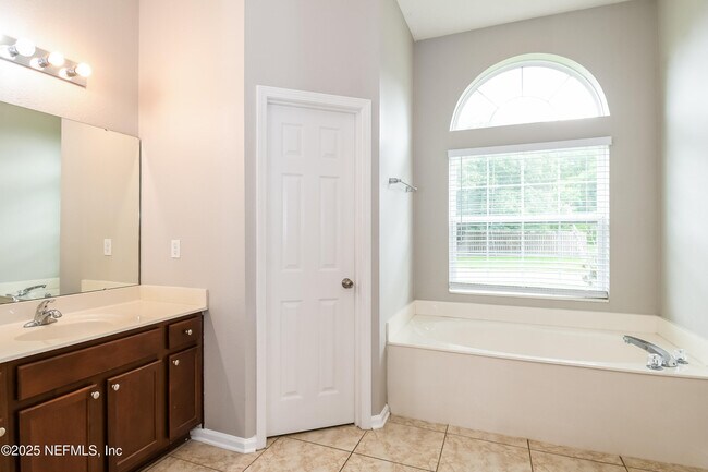Building Photo - 9941 Rose Creek Ct