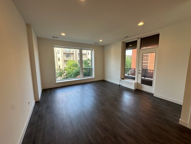 Building Photo - 1509 N Western Ave