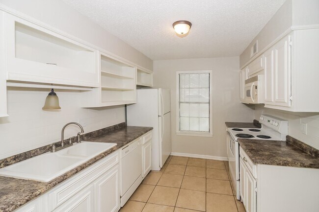 Building Photo - 6063 Colonyhill Dr