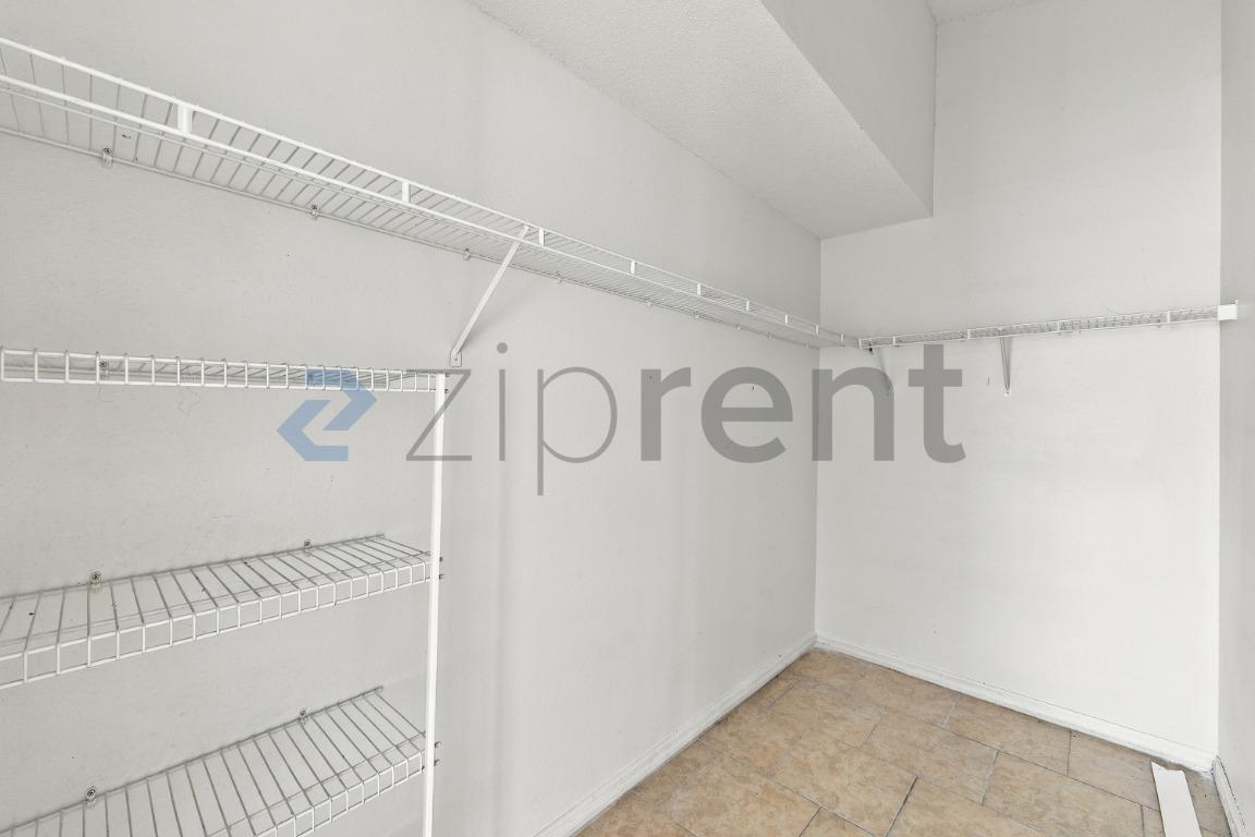 Building Photo - Unit