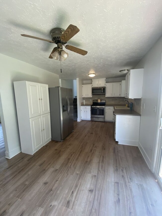 Building Photo - Candy-Coated Deal – 3 Weeks Free on 4 Bed,...