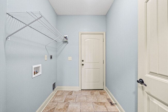 Building Photo - 3 Bedroom 2 Bath Pet Friendly Home For Rent!