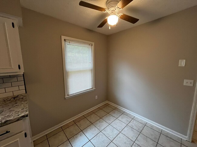 Building Photo - Cozy and Affordable!!