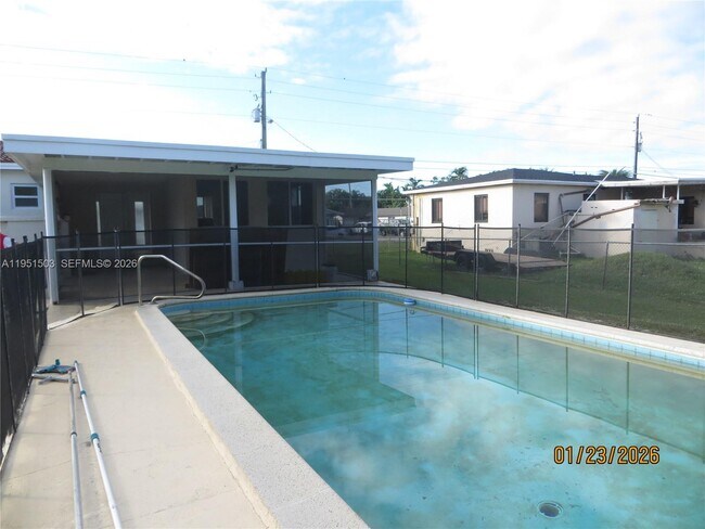 Building Photo - 7435 SW 22nd St