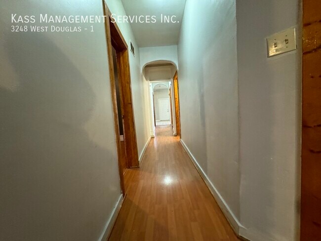 Building Photo - Douglas Boulevard,  Spacious 4 bed 2 bath,...