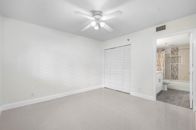 Building Photo - 7290 Kinghurst Dr