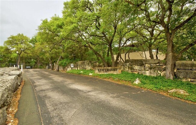 Building Photo - 4711 Spicewood Springs Rd