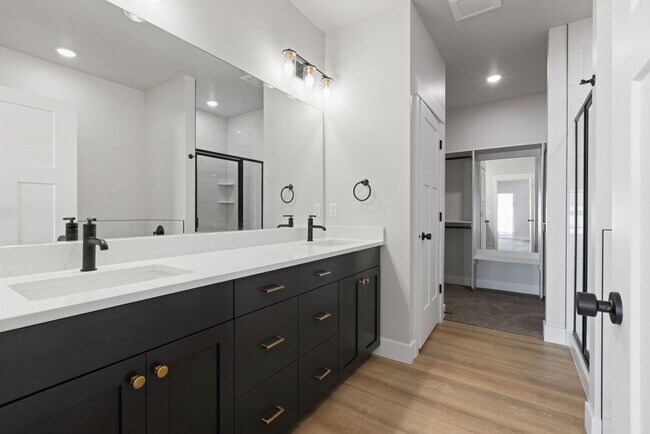 Building Photo - LEASE TAKE OVER PLEASE CALL TENANTS BRITTNEY 480-868-7733 OR Gunner Norton 480-450-0666 -FOR THIS...