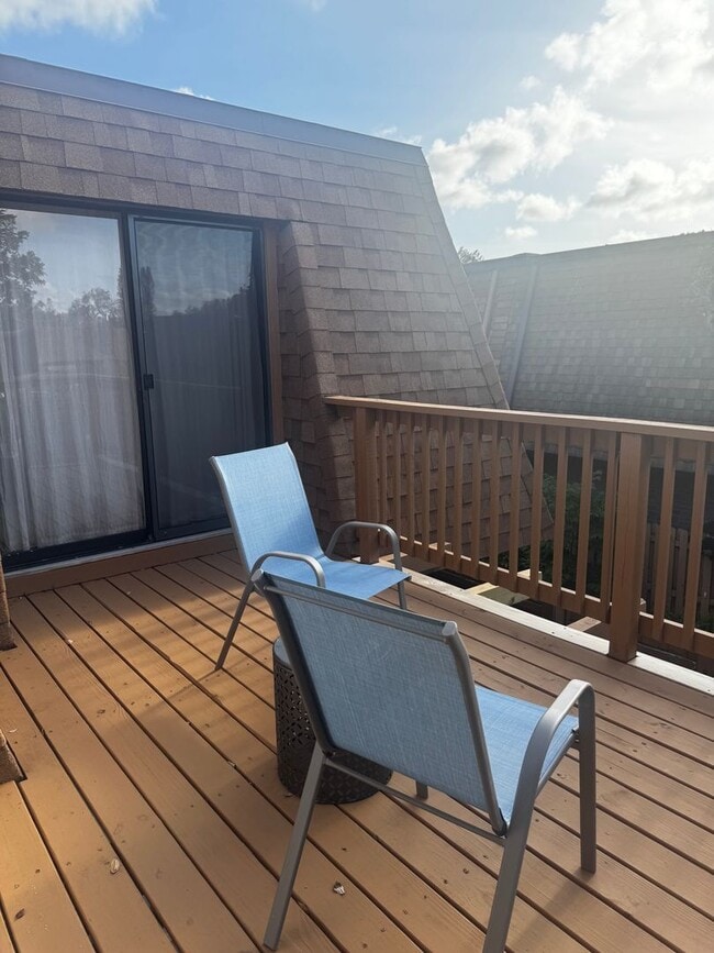 Building Photo - Spacious & Beautifully Updated Townhome in a Prime Location!