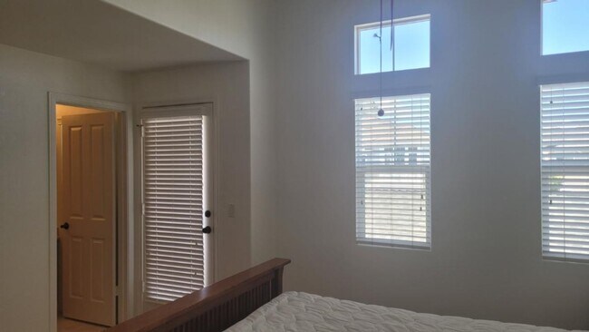 Building Photo - 1175-D