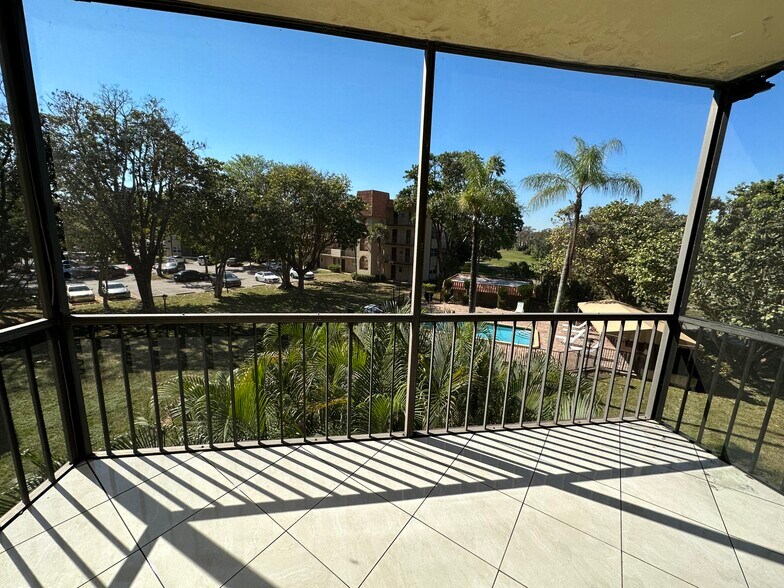 Building Photo - 5961 N Falls Circle Dr