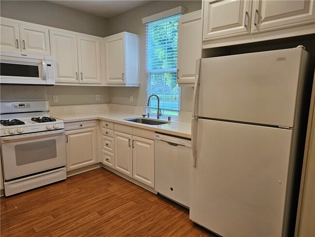 Building Photo - 16090 Valley Oak Dr