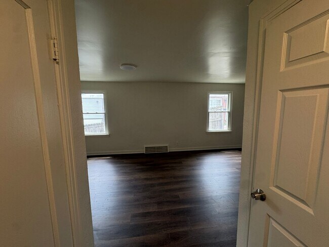 Building Photo - Available NOW! 4 Bed1Full Bath House