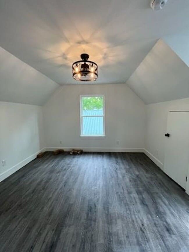 Building Photo - 3 Bedroom 2 Bathroom Home for Rent