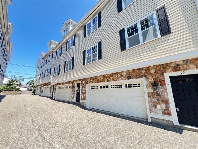 Building Photo - 75 Brackett St