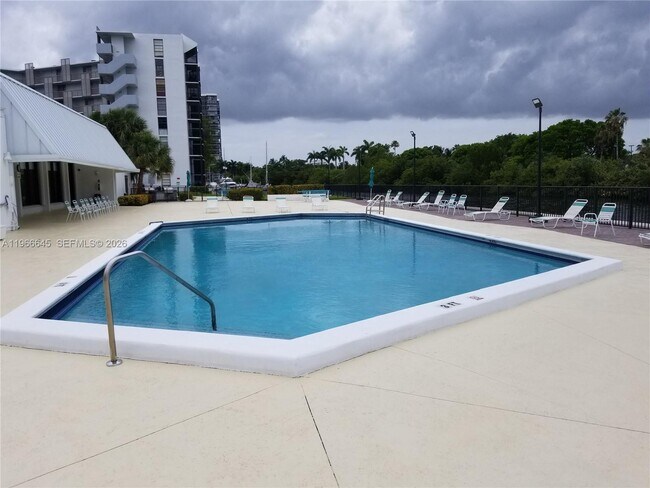 Building Photo - 3401 N Country Club Dr