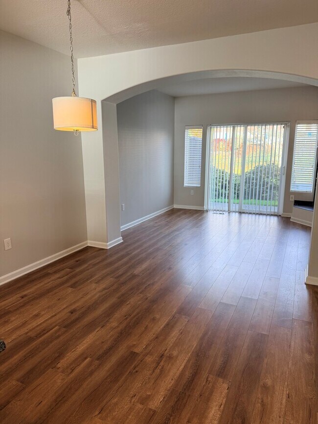 Building Photo - Beautiful Home in FABULOUS Location - Min ...