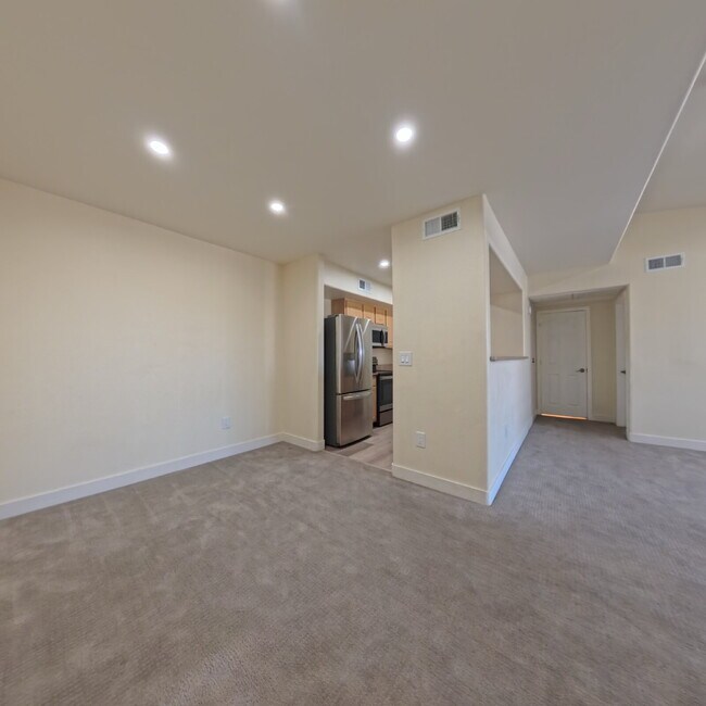 Building Photo - Charming 2nd Floor Unit In Gated Community!