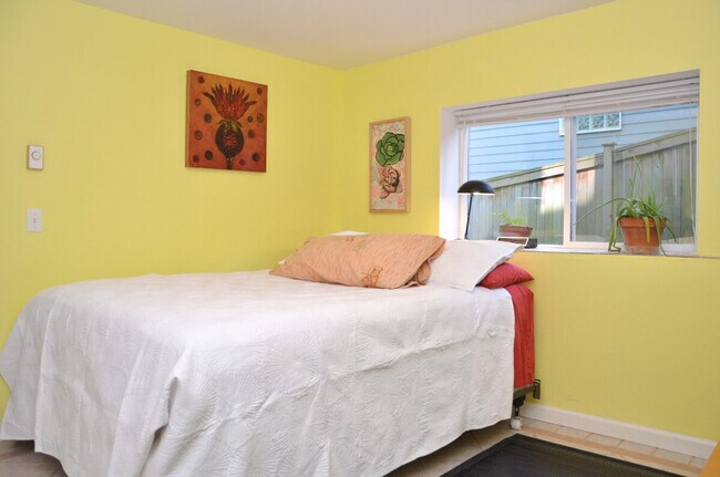 Building Photo - 208 27th Ave E