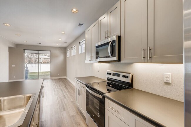 Building Photo - Beautiful Half Duplex for Rent