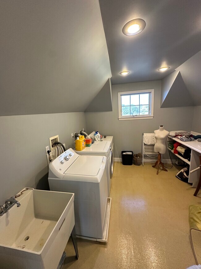 Building Photo - 2 Oxford St