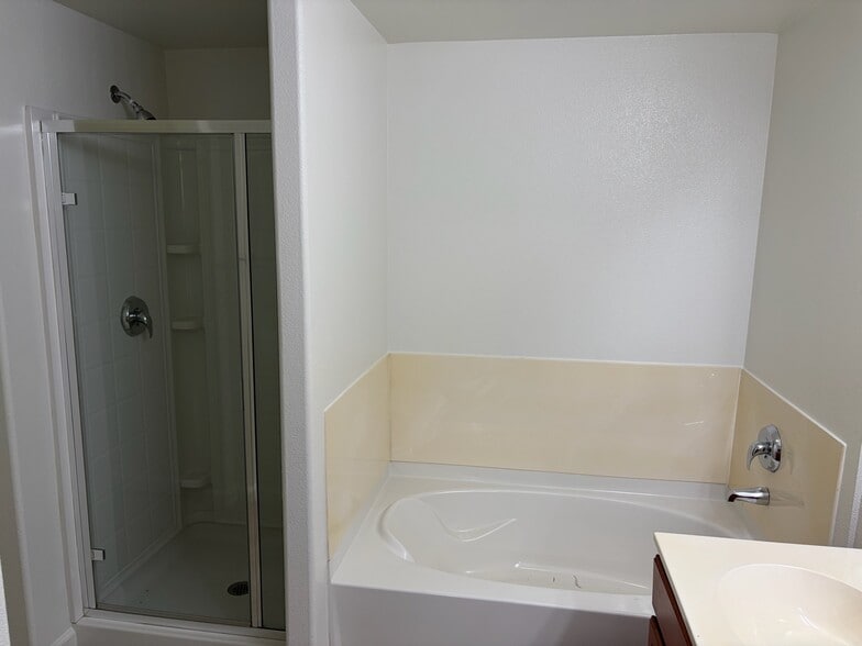 Building Photo - 5350 Dunlay Dr