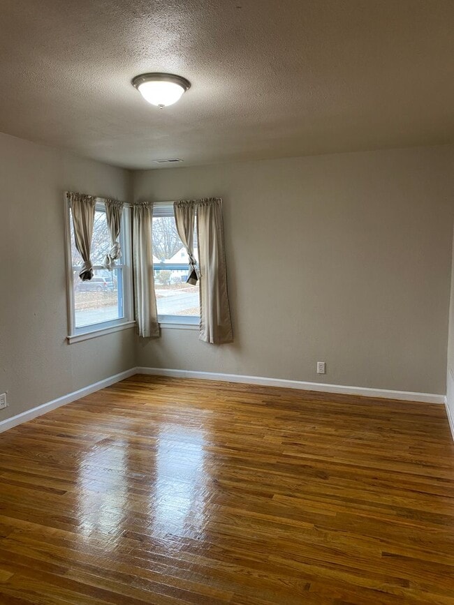 Building Photo - 2 Bedroom 1 Bath Home