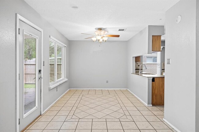 Building Photo - 16910 Glen Eagle Dr N