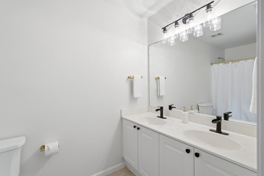 Master bathroom - 1225 Liberty Pky NW