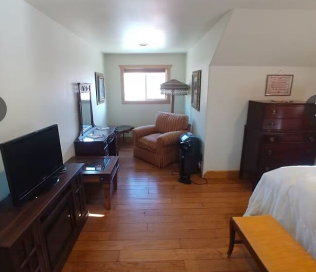 Building Photo - Fully Furnished Western Apartment Near Columbus