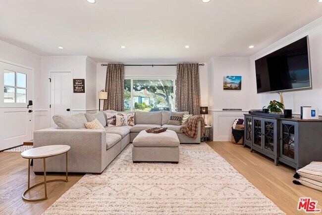 Building Photo - 6700 W 85th Pl