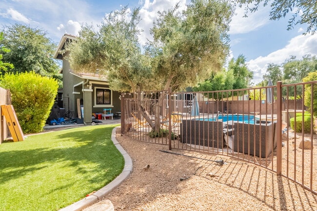 Building Photo - 3852 E Comstock Dr