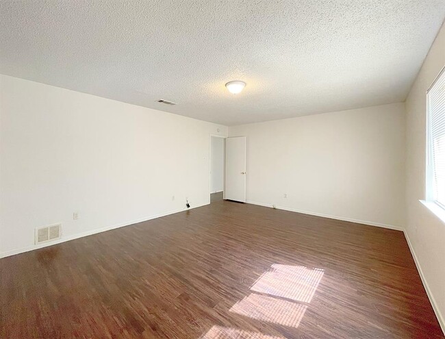 Building Photo - 656 Mairo St