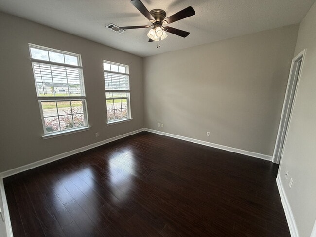 Building Photo - Town House For Rent