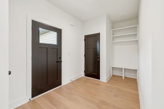 Building Photo - 815 Oconnor St