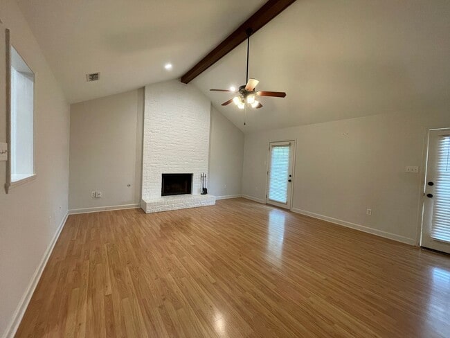 Building Photo - Welcome to this Beautiful 3 Bedroom 2 Bath...