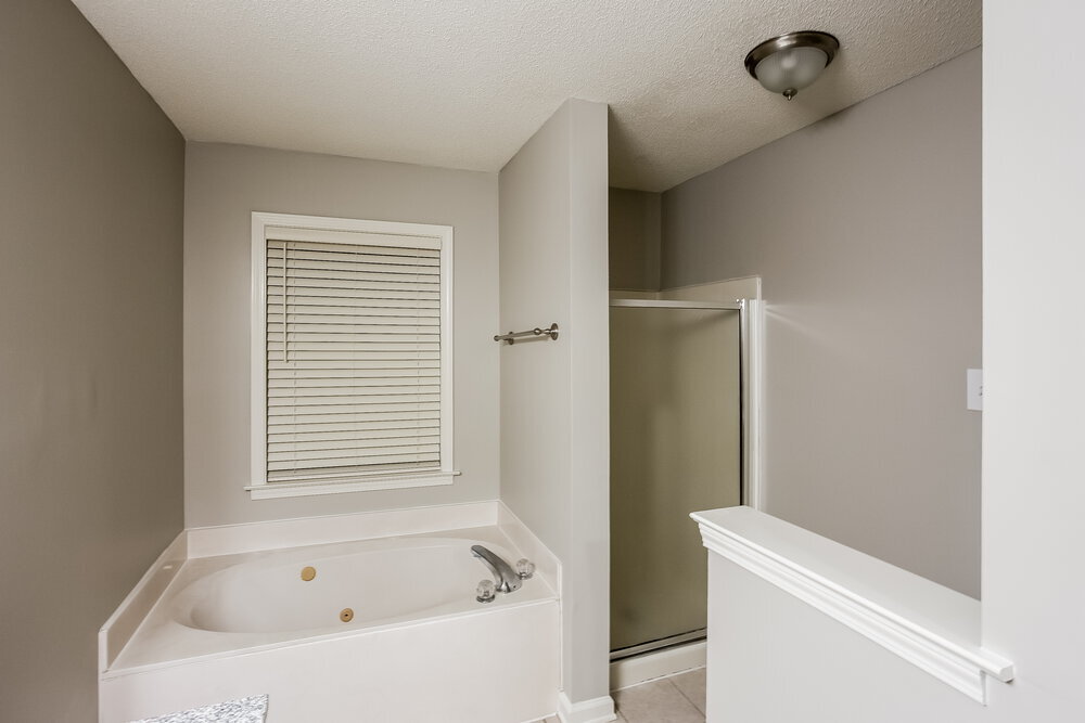 Building Photo - 5846 White Ridge Cir E
