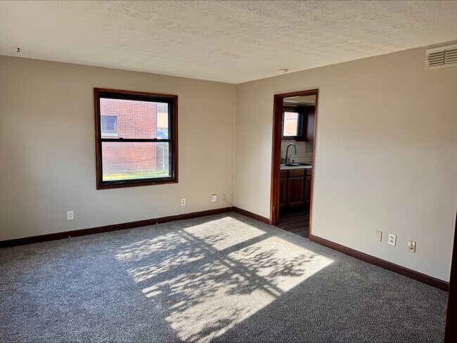 Building Photo - 1135 Saxe Ave