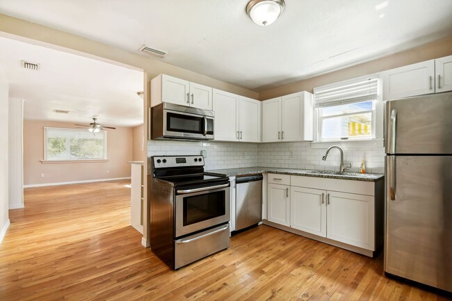 Building Photo - Historic Ybor City Bungalow!