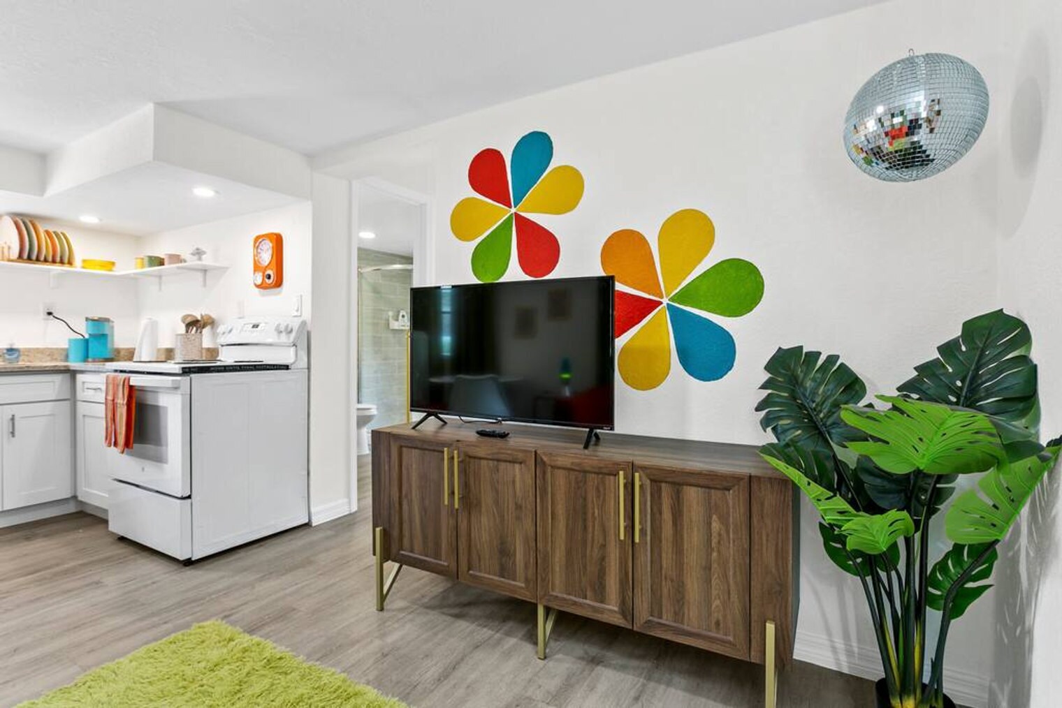 Building Photo - 5708 N Suwanee Ave