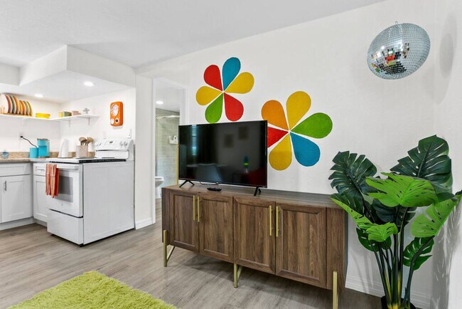 Building Photo - 5708 N Suwanee Ave