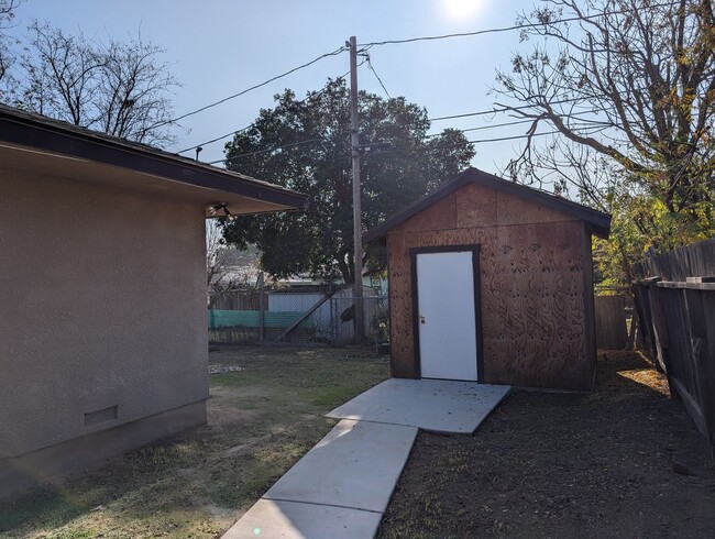 Building Photo - 4 bedroom 1 bathroom Pinedale home offerin...