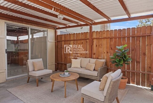 Building Photo - 3009 Canyon Crest Dr