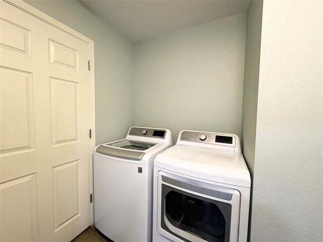 Building Photo - 1404 Cedar Park Dr